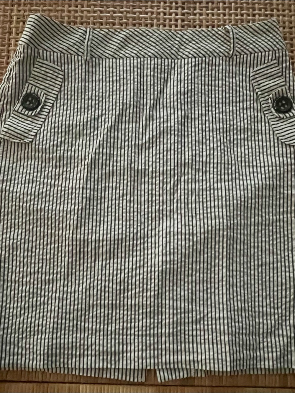 Elliott Lauren Black and cream seersucker Striped Pencil Skirt. Size 6